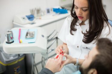 Koja pitanja treba da postavite stomatologu kada želite da pravite zube?